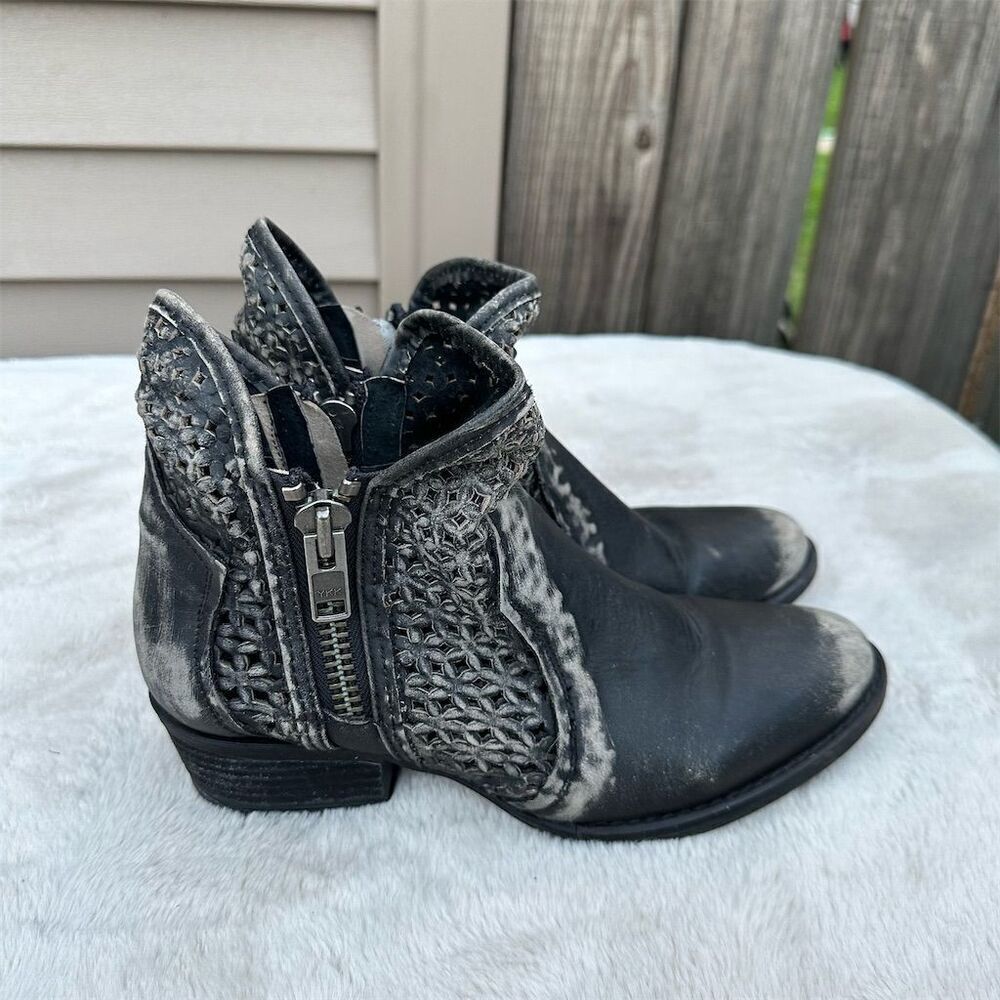 Circle G Women's Black Distressed Leather Ankle Booties Size 9.5